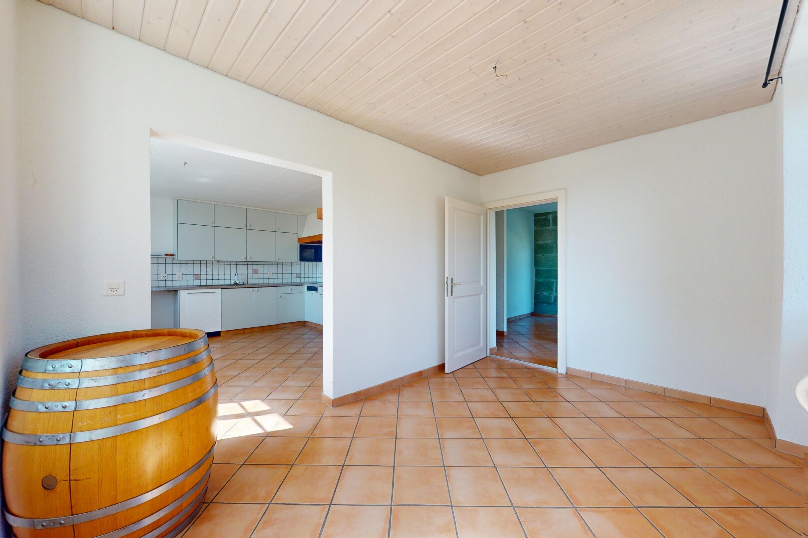 leerer raum mit küchenrückwand beim Herd, inside property, drywall, gipskartonwand, und tile floor