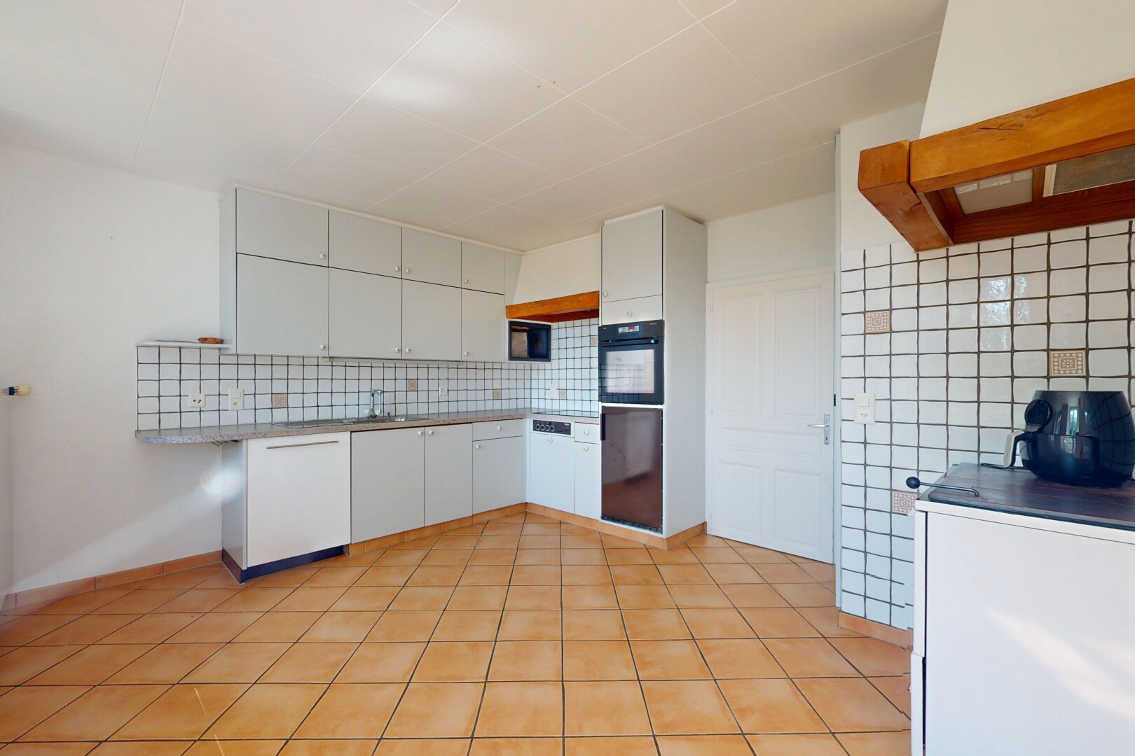 küche mit küchenrückwand beim herd, küchenrückwand beim Herd, inside property, weiße schränke, und dunstabzugshaube