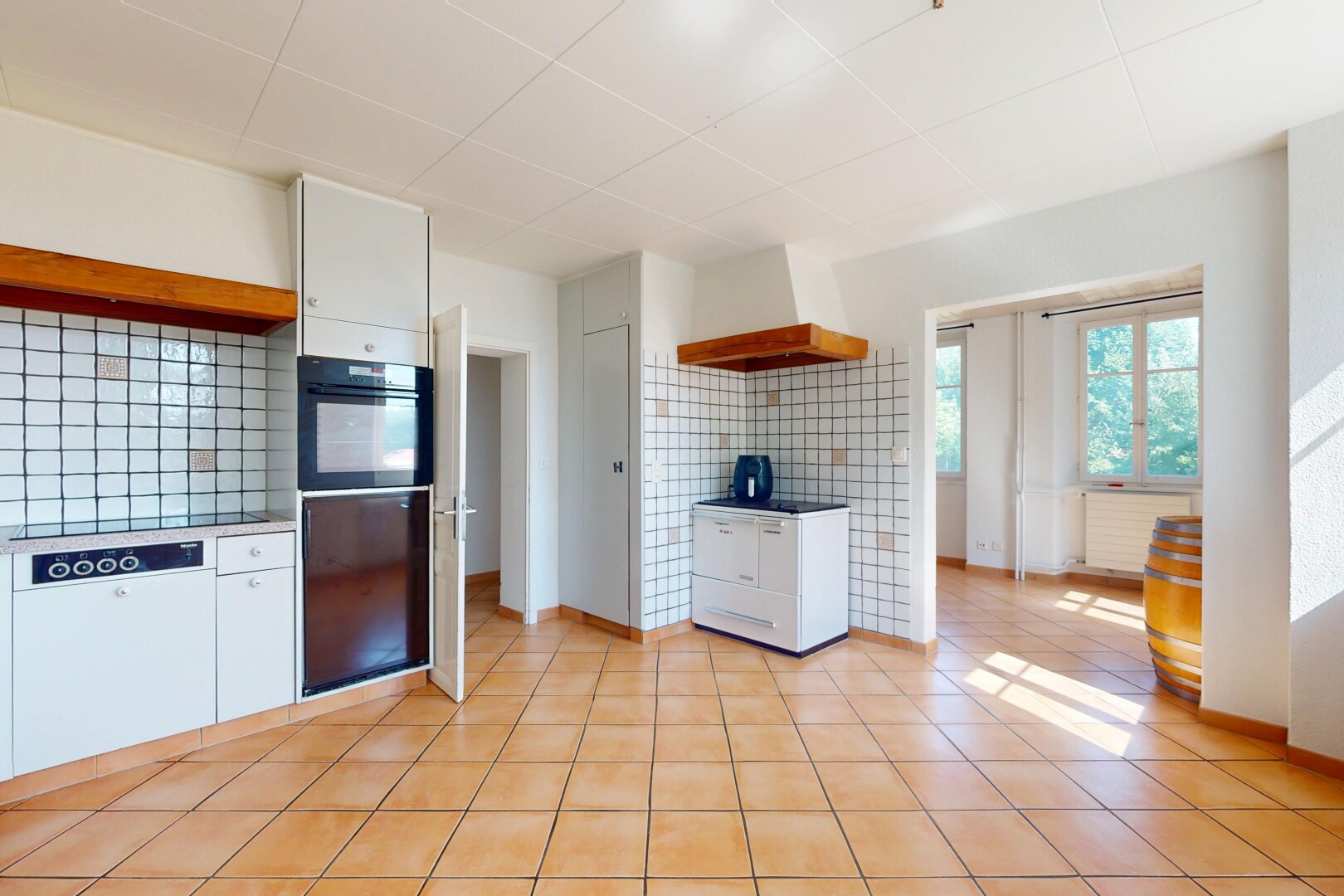 küche mit ofen, inside property, weiße schränke, küchenrückwand beim herd, und küchenrückwand beim Herd