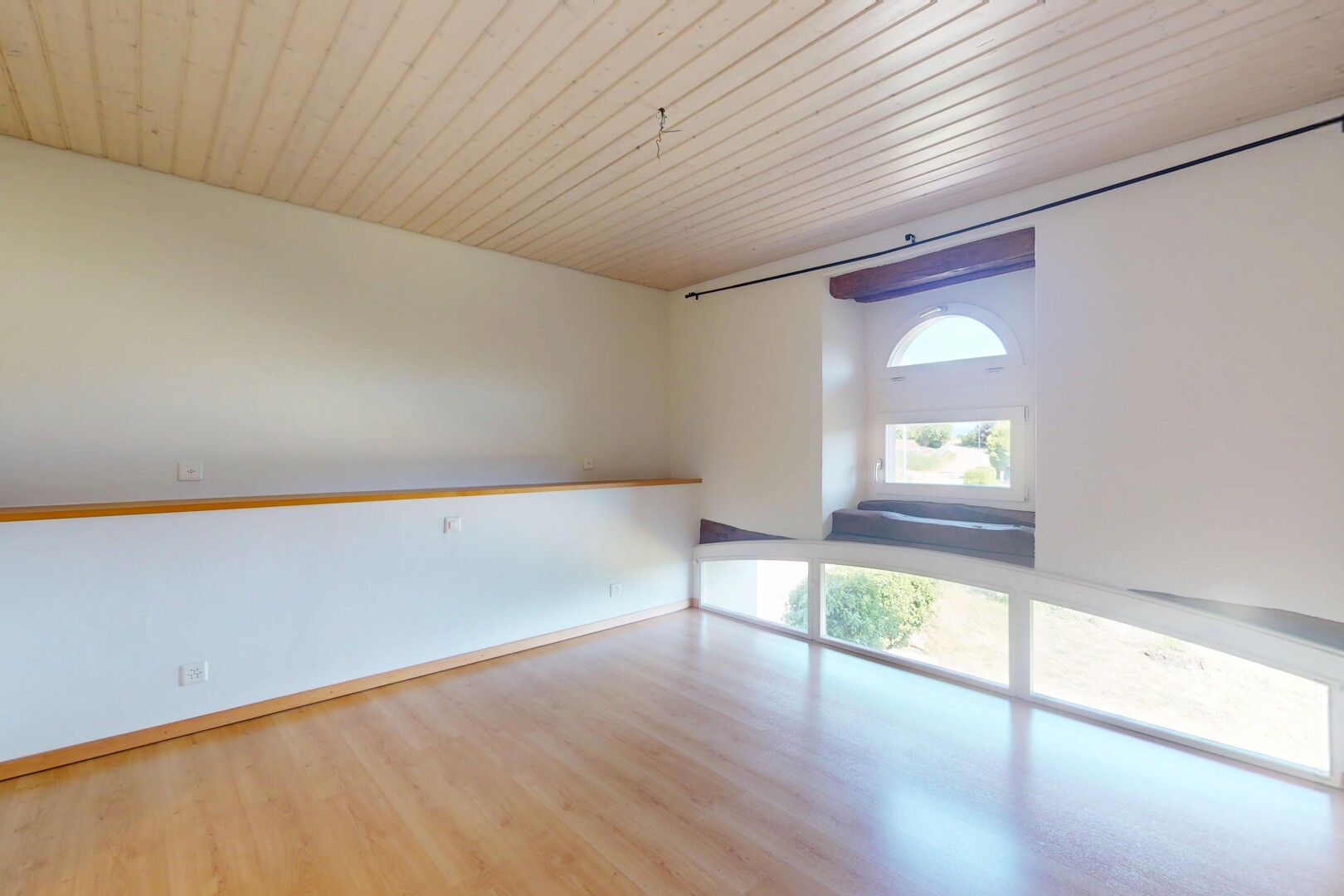 leerer raum mit natural light, natürliches licht, drywall, gipskartonwand, und inside property