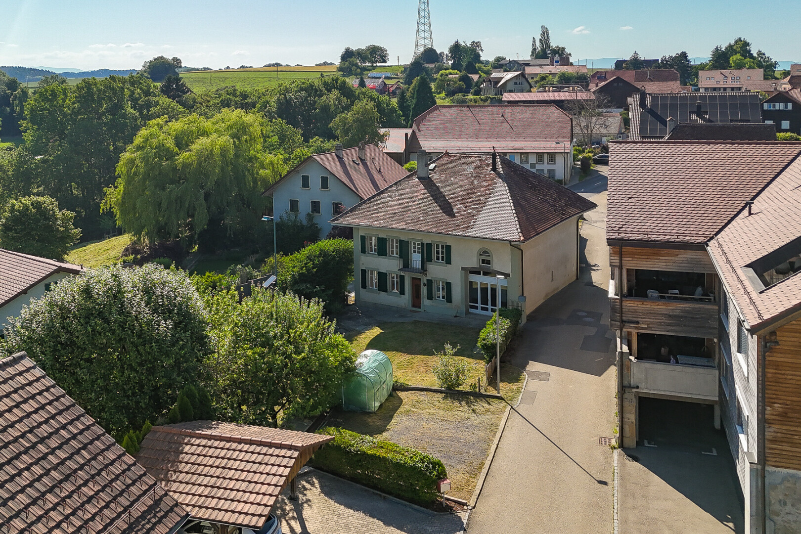 außenansicht mit day time, wohngebietblick, residential view, und property visible