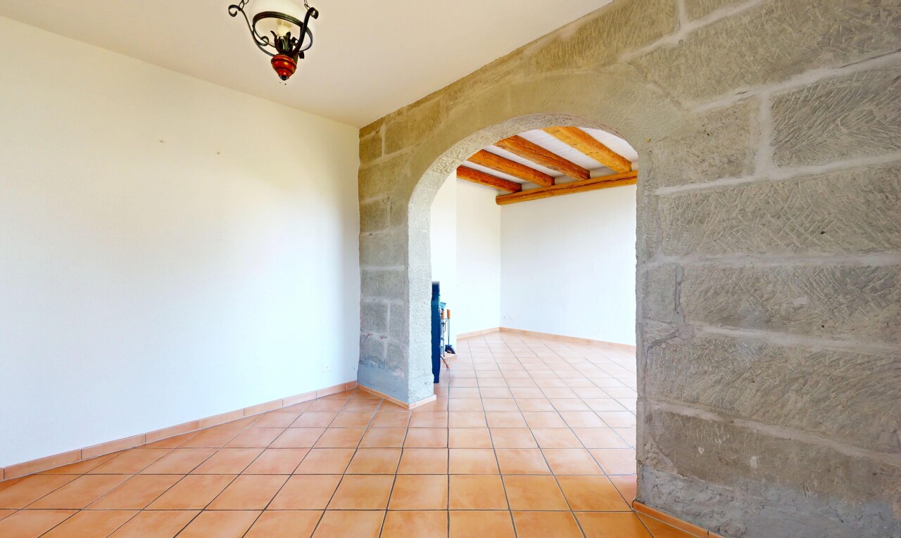 leerer raum mit gewölbte gehwege, fliesenboden, tile floor, gipskartonwand, und drywall