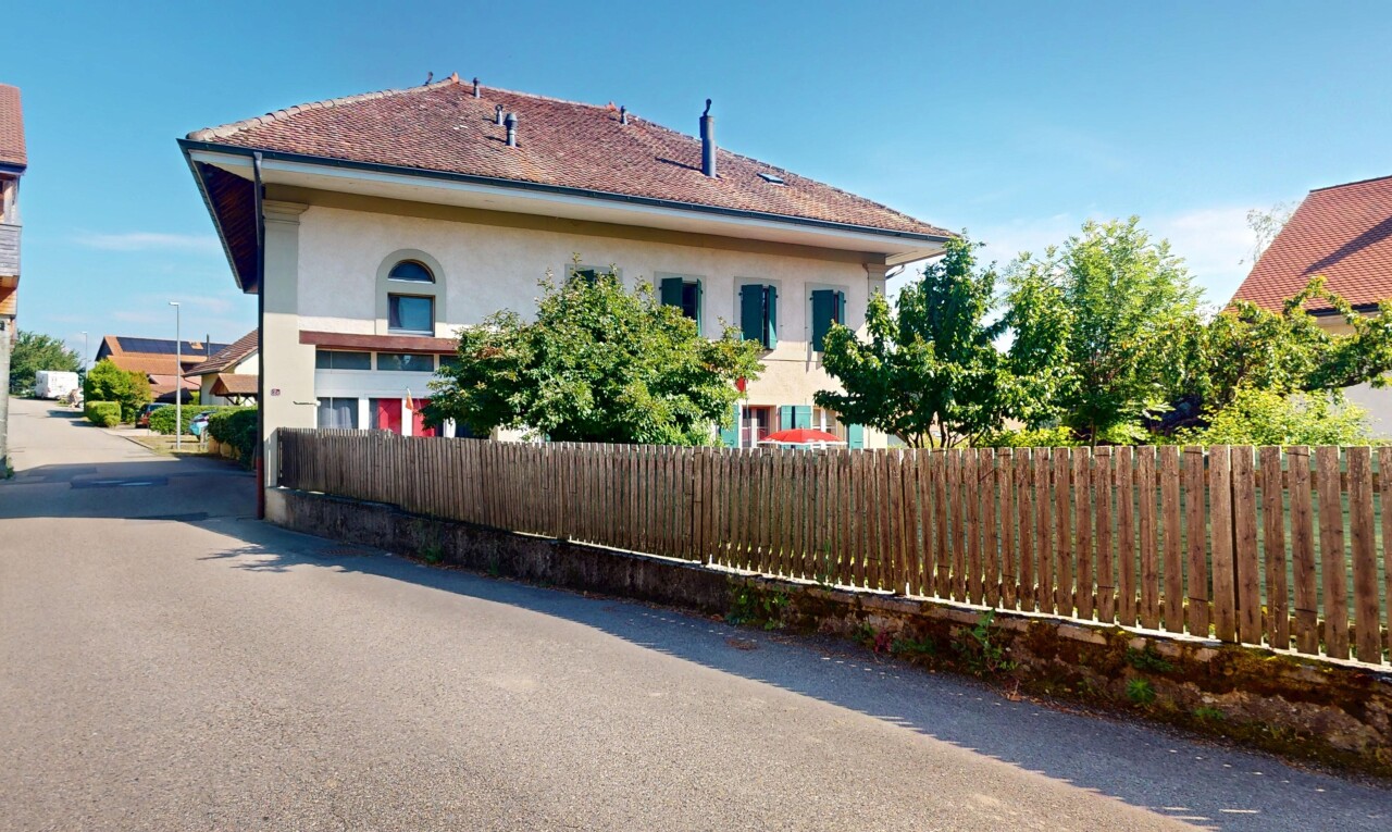 außenansicht mit zaun, stuckverkleidung, day time, und property visible
