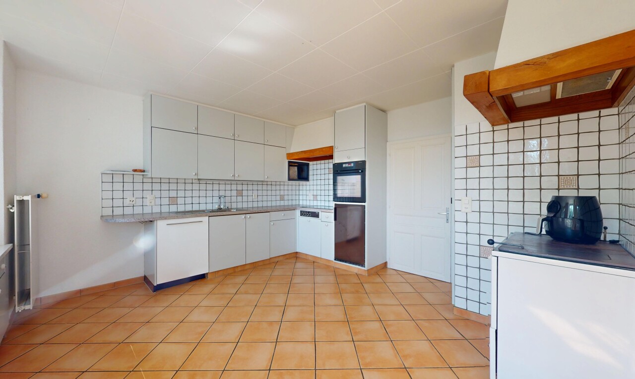 küche mit küchenrückwand beim herd, küchenrückwand beim Herd, inside property, weiße schränke, und dunstabzugshaube