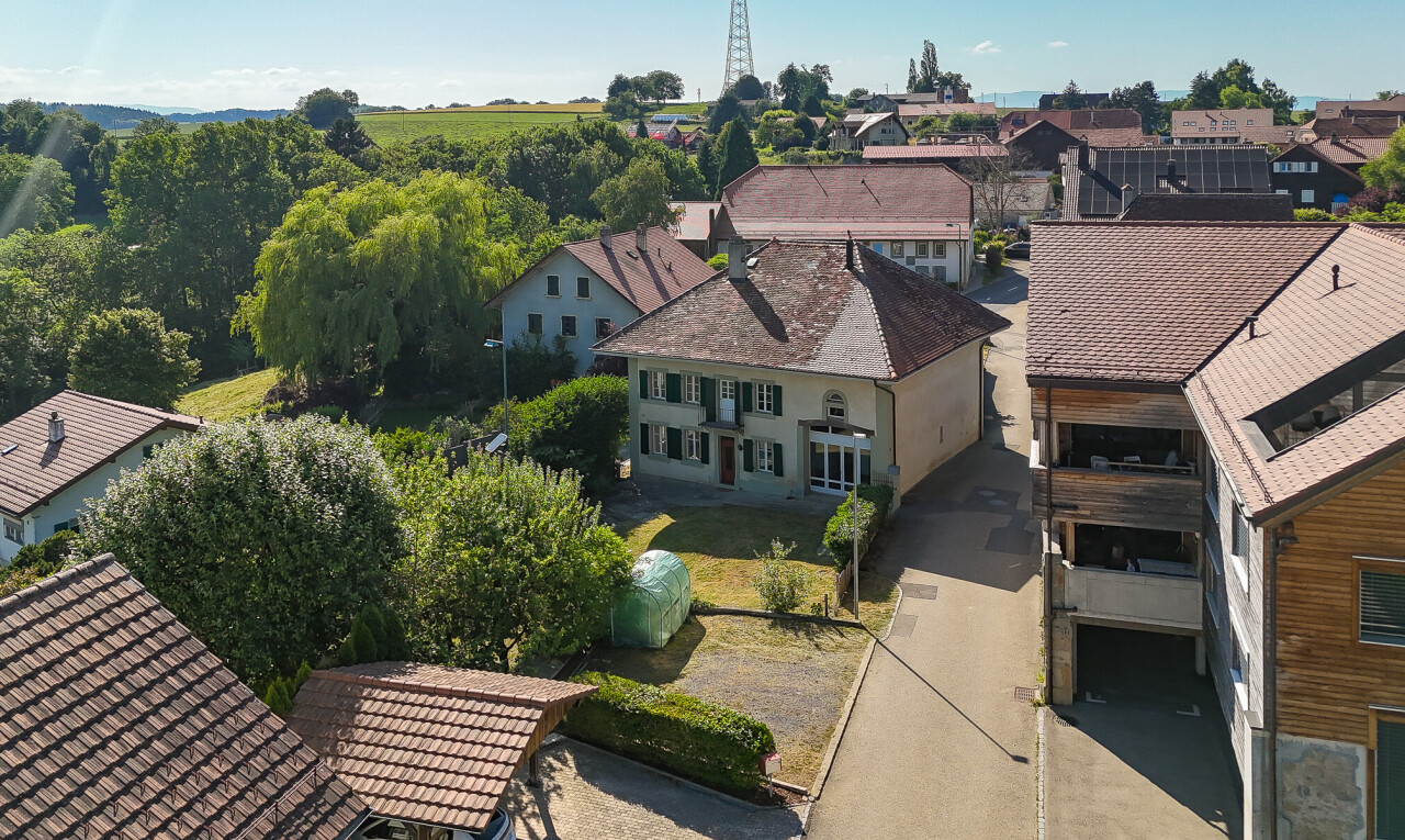 außenansicht mit day time, wohngebietblick, residential view, und property visible
