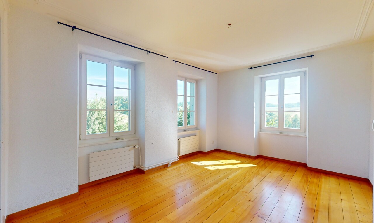 leerer raum mit kühler, inside property, natürliches licht, natural light, und holzfußboden