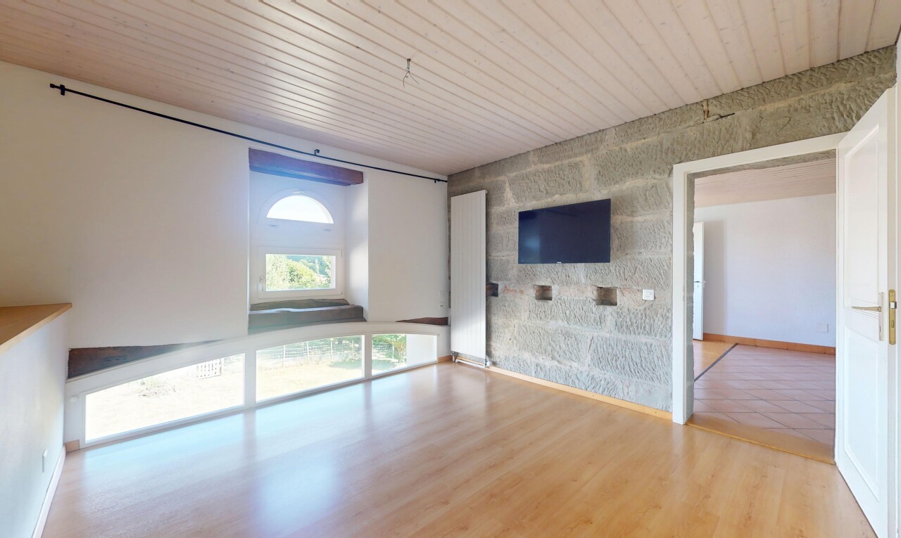 leerer raum mit fernseher, inside property, natürliches licht, natural light, und gipskartonwand