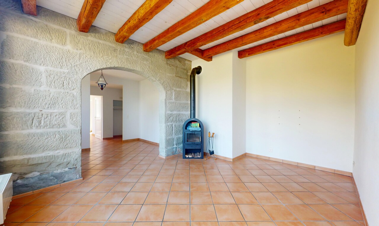 leerer raum mit holzofen, gewölbte gehwege, fliesenboden, tile floor, und inside property