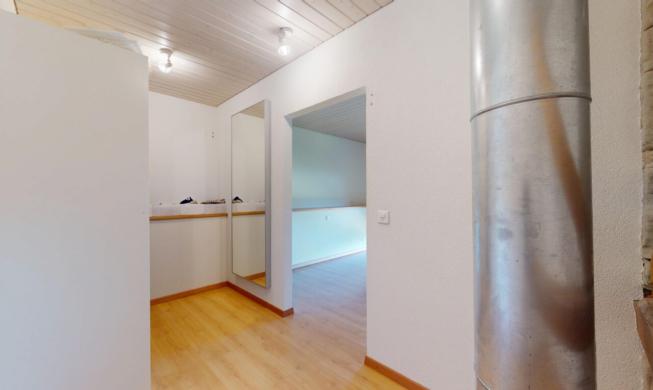 halle / korridor mit inside property, holzfußboden, wood finish floor, gipskartonwand, und drywall