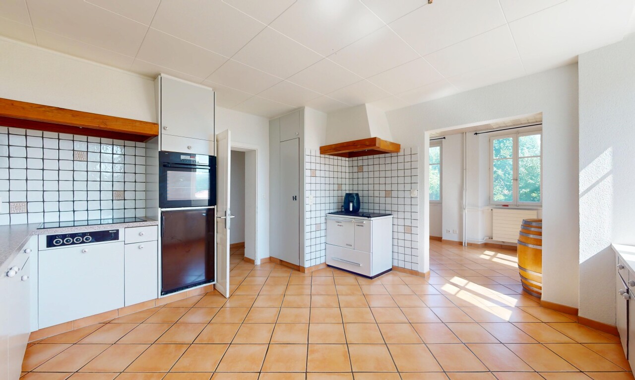 küche mit ofen, inside property, weiße schränke, küchenrückwand beim herd, und küchenrückwand beim Herd