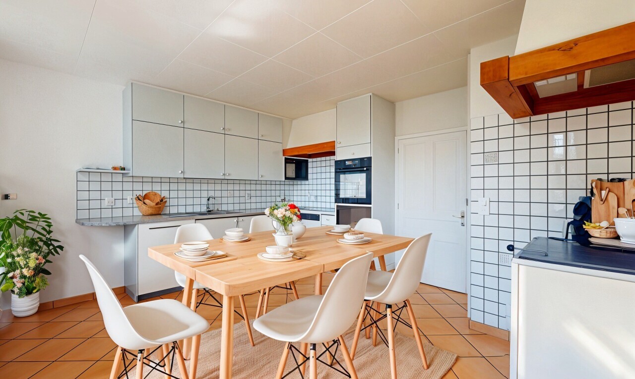 küche mit küchenrückwand beim herd, küchenrückwand beim Herd, inside property, weiße schränke, und dunstabzugshaube