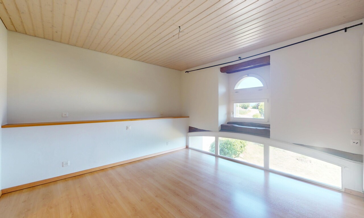 leerer raum mit natural light, natürliches licht, drywall, gipskartonwand, und inside property