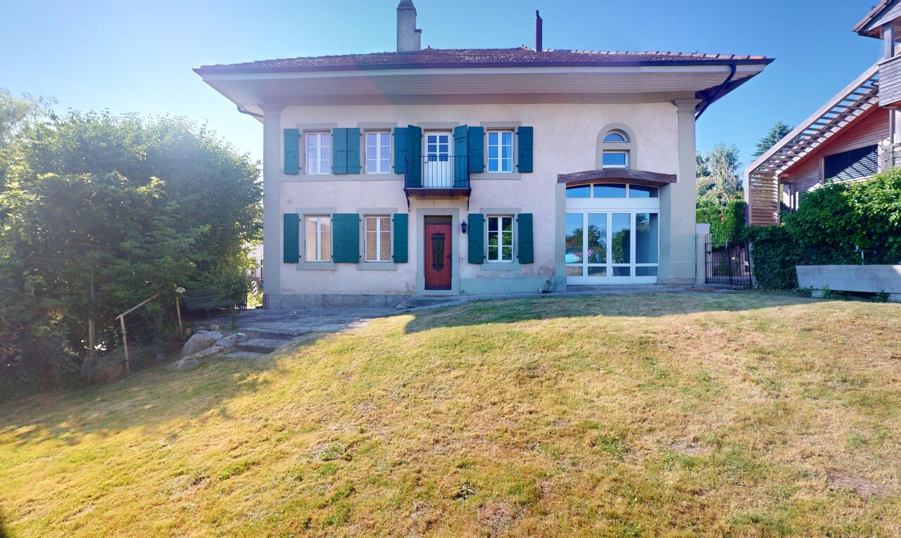 außenansicht mit property visible, rasen, stuckverkleidung, schornstein, und day time