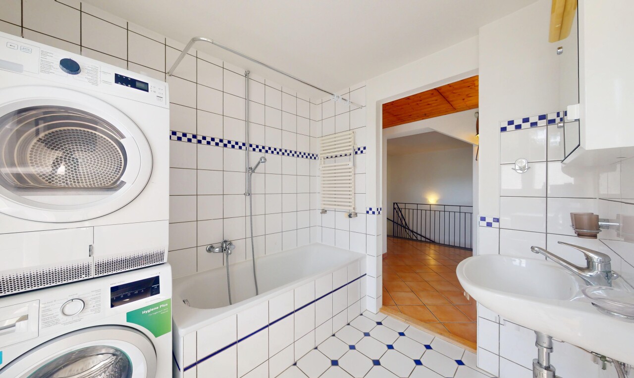 bad mit tile tub, waschturm, inside property, fliesenboden, und tile floor
