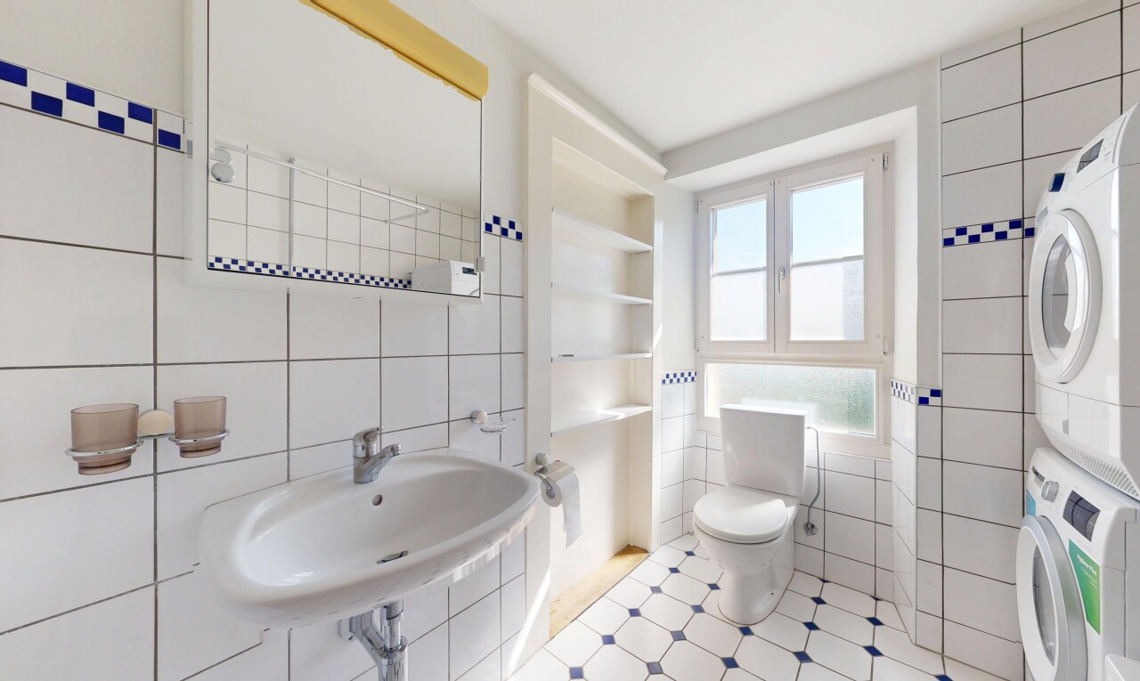 bad mit waschturm, tile wall, fliesenwand, natural light, und natürliches licht