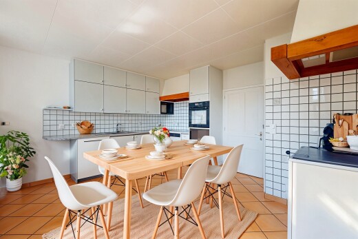 küche mit küchenrückwand beim herd, küchenrückwand beim Herd, inside property, weiße schränke, und dunstabzugshaube