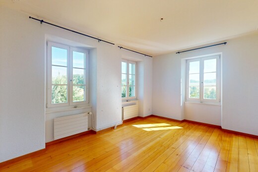 pièce vide avec radiateur, inside property, lumière naturelle, natural light, et sol en finition bois