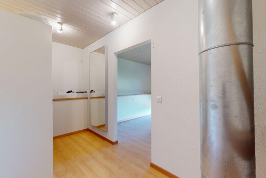 halle / korridor mit inside property, holzfußboden, wood finish floor, gipskartonwand, und drywall