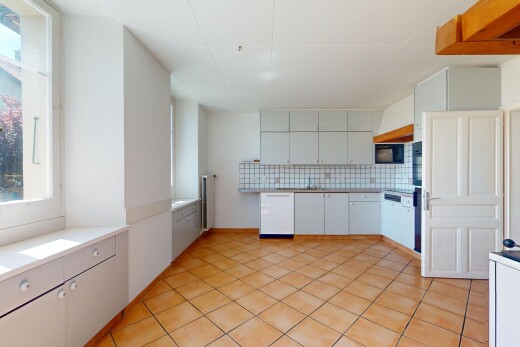 cuisine avec lave-vaisselle, dosseret, backsplash, lumière naturelle, et natural light