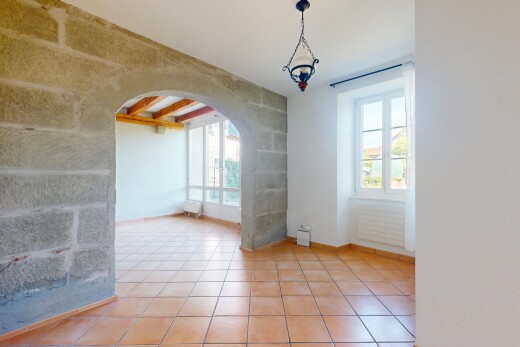 leerer raum mit gewölbte gehwege, natural light, natürliches licht, inside property, und tile floor