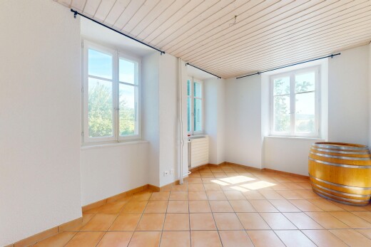 pièce vide avec natural light, lumière naturelle, inside property, tile floor, et sol en carrelage