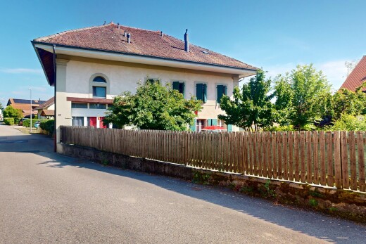 façade avec clôture, bardage en stuc, day time, et property visible