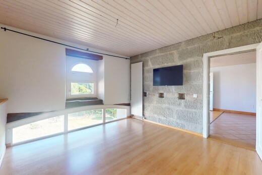 pièce vide avec télévision, inside property, lumière naturelle, natural light, et cloison sèche