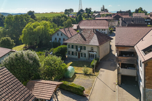 außenansicht mit day time, wohngebietblick, residential view, und property visible