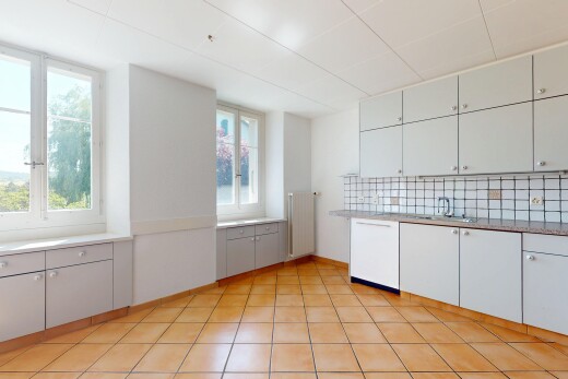 cuisine avec radiateur, lave-vaisselle, inside property, évier, et lumière naturelle
