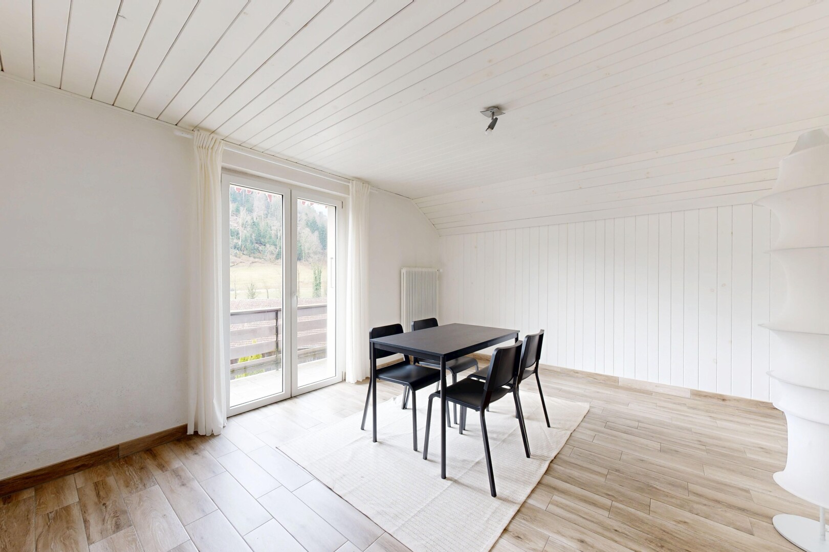 salle à manger avec plafond voûté, plafond en bois, lumière naturelle, et sol en finition bois