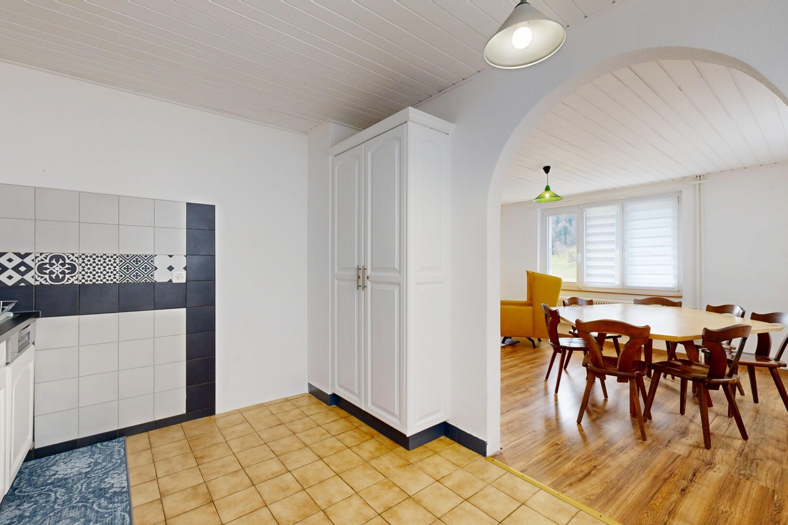 espace intérieur avec passages en arc, lumière naturelle, sol en carrelage, et cloison sèche