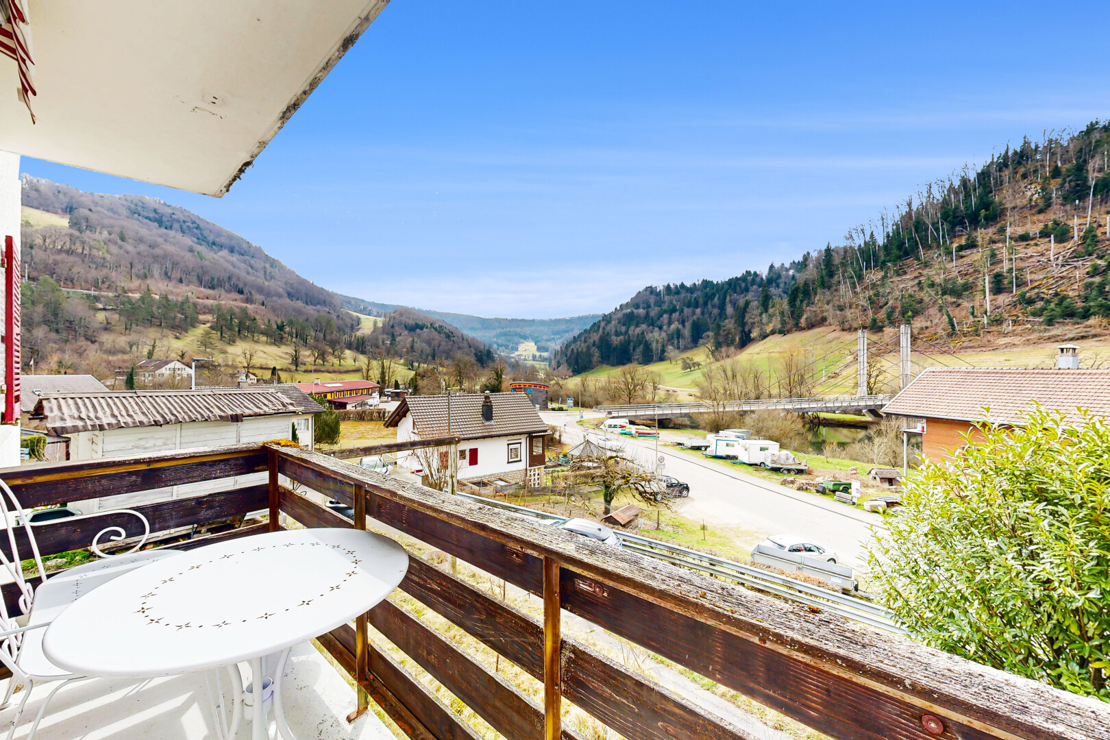 balcon avec vue sur la montagne et balcon