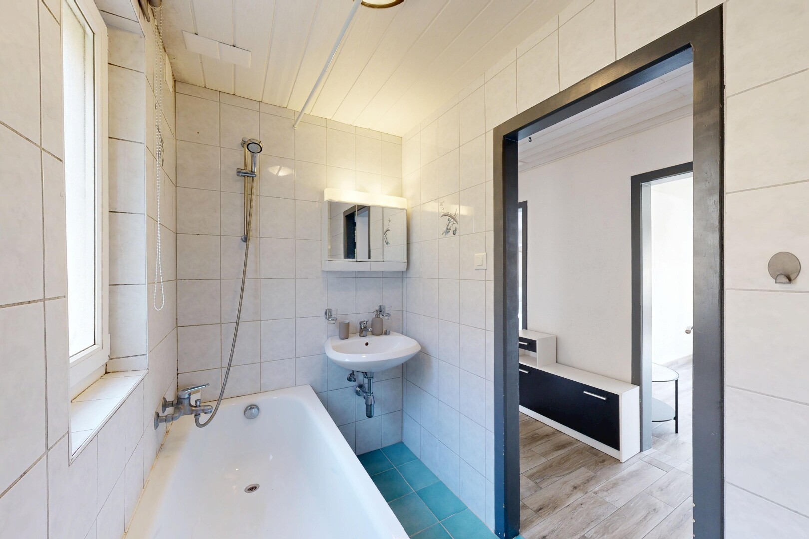 salle de bains avec douche-bain combinés, salle de bain complète, mur en carrelage, et miroir