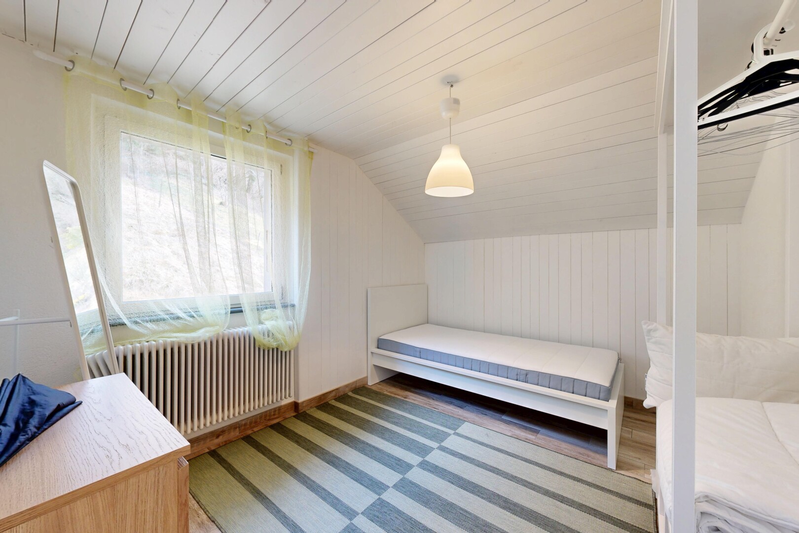 chambre avec plafond voûté, radiateur, lumière naturelle, pièce supplémentaire, et plafond bas