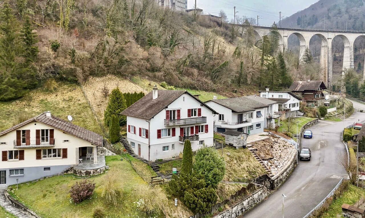 façade avec property visible, vue sur la montagne, et mountain view