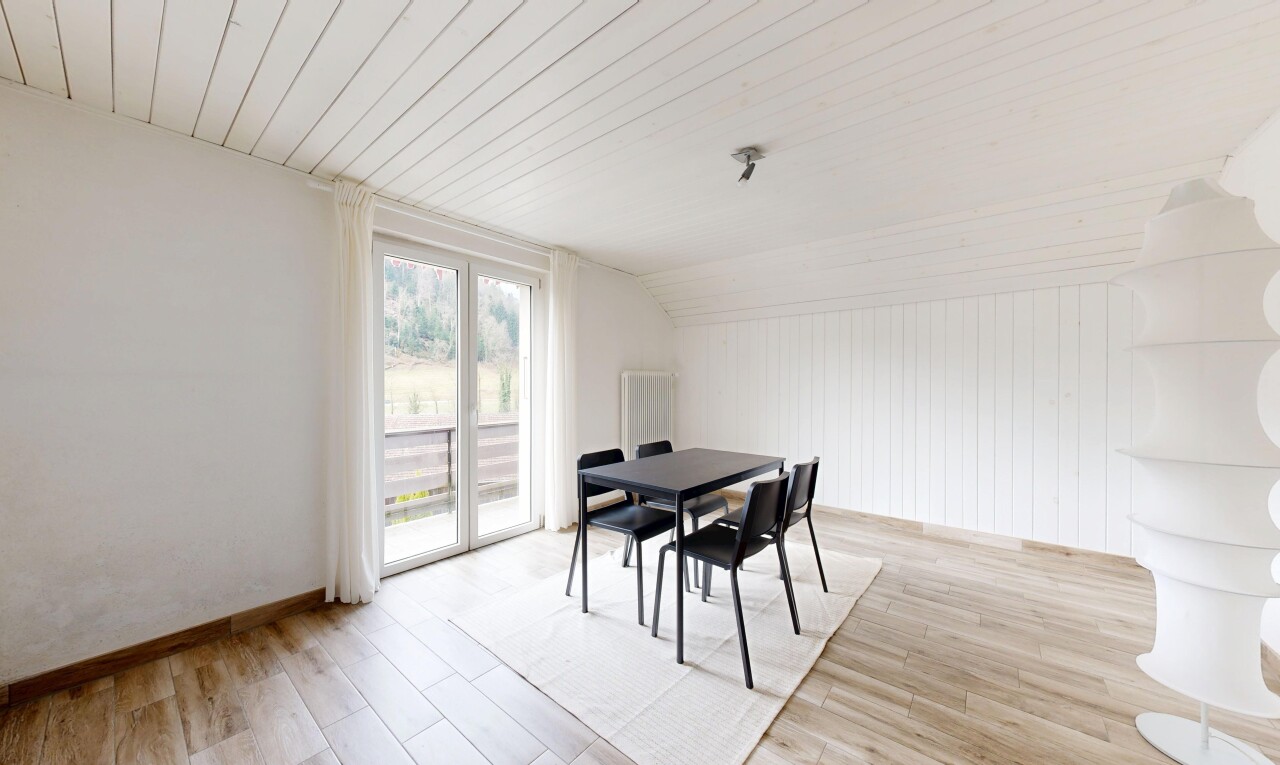 salle à manger avec plafond voûté, plafond en bois, lumière naturelle, et sol en finition bois