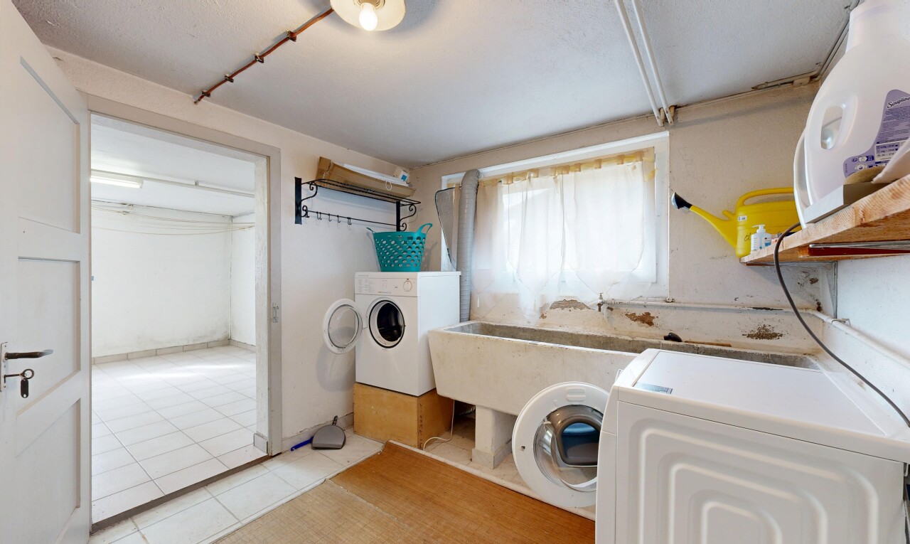 buanderie avec lumière naturelle, cloison sèche, sol en carrelage, buanderie, et lave-linge et sèche-linge séparés