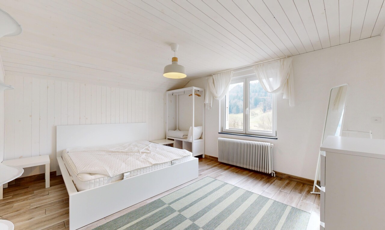 chambre avec plafond voûté, radiateur, lumière naturelle, plafond en bois, et sol en finition bois
