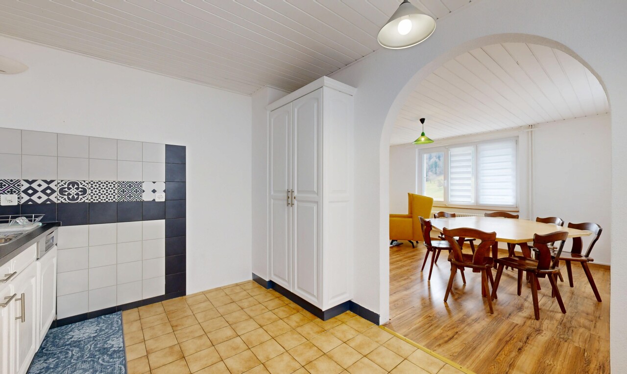 espace intérieur avec passages en arc, lumière naturelle, sol en carrelage, et cloison sèche