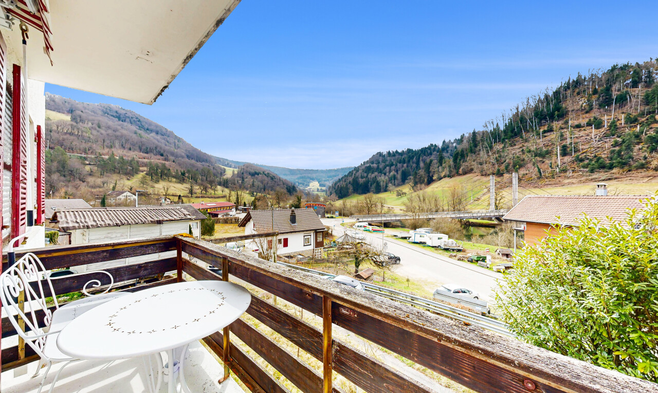 balcon avec vue sur la montagne et balcon