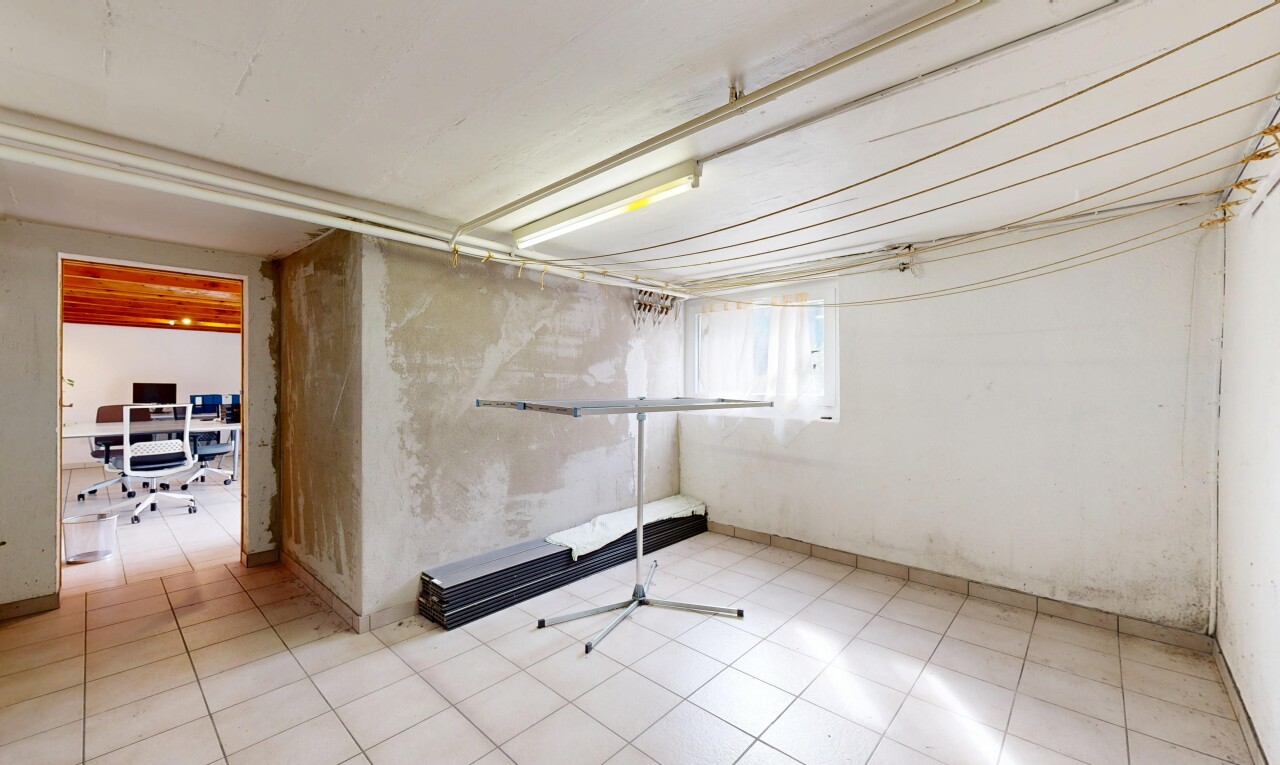 pièce vide avec espace bureau, mur en béton, et lumière naturelle