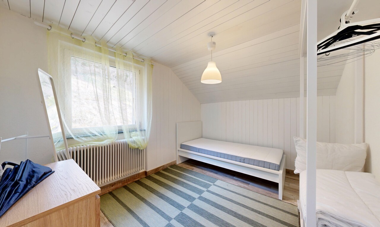 chambre avec plafond voûté, radiateur, lumière naturelle, pièce supplémentaire, et plafond bas