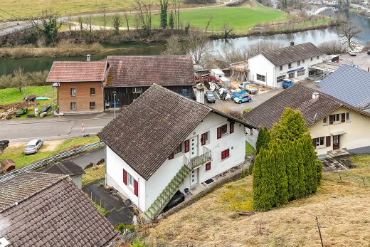 façade avec vue sur l'eau, water view, et property visible