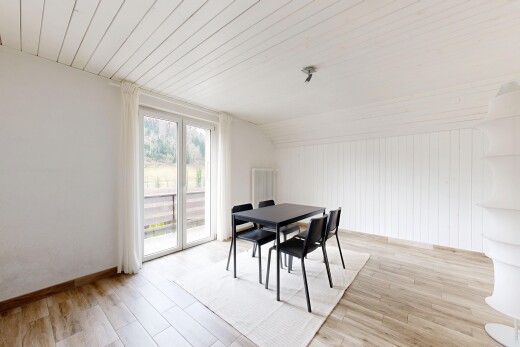 salle à manger avec plafond voûté, plafond en bois, lumière naturelle, et sol en finition bois