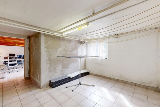 pièce vide avec espace bureau, mur en béton, et lumière naturelle