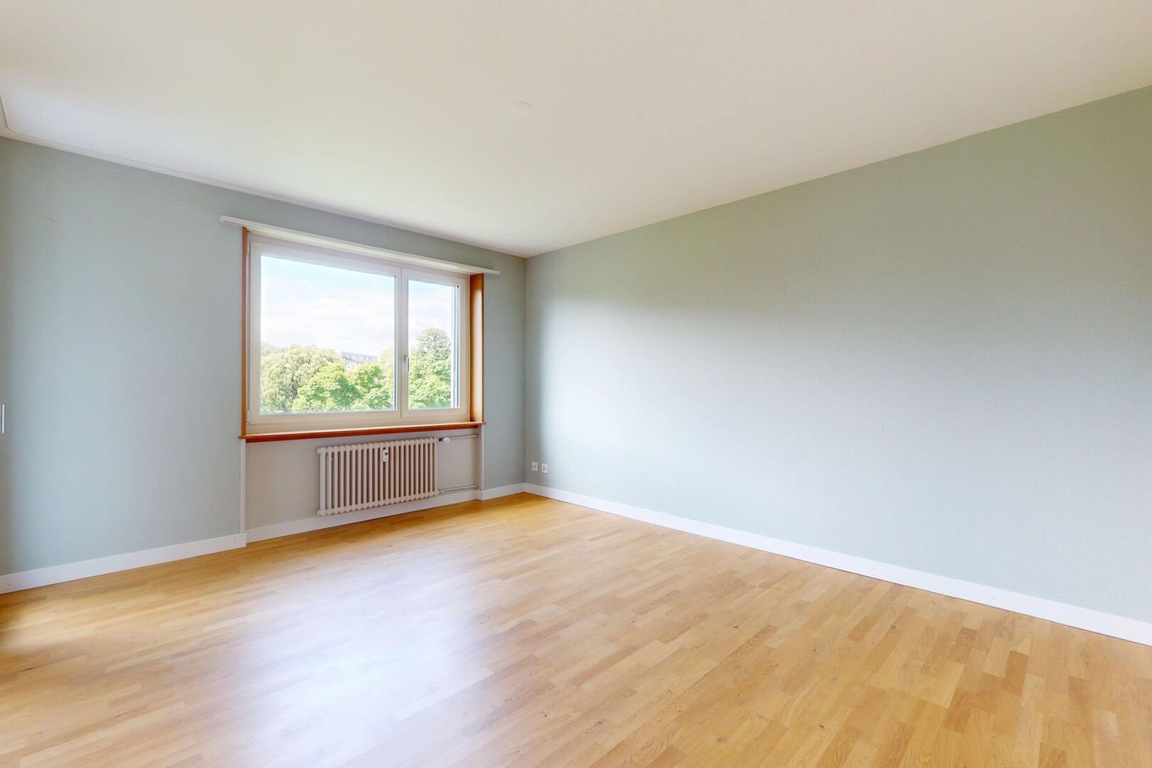 pièce vide avec radiateur, inside property, wood finish floor, sol en finition bois, et drywall