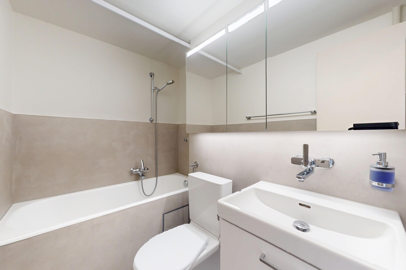 salle de bains avec évier, bain, salle de bain complète, inside property, et miroir
