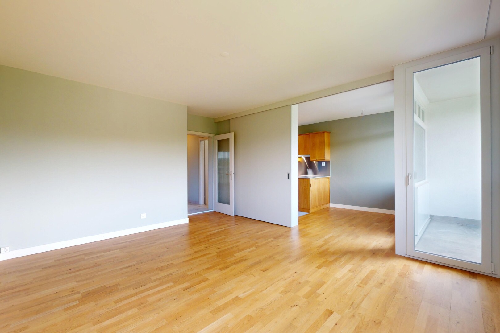 pièce vide avec wood finish floor, sol en finition bois, drywall, cloison sèche, et inside property