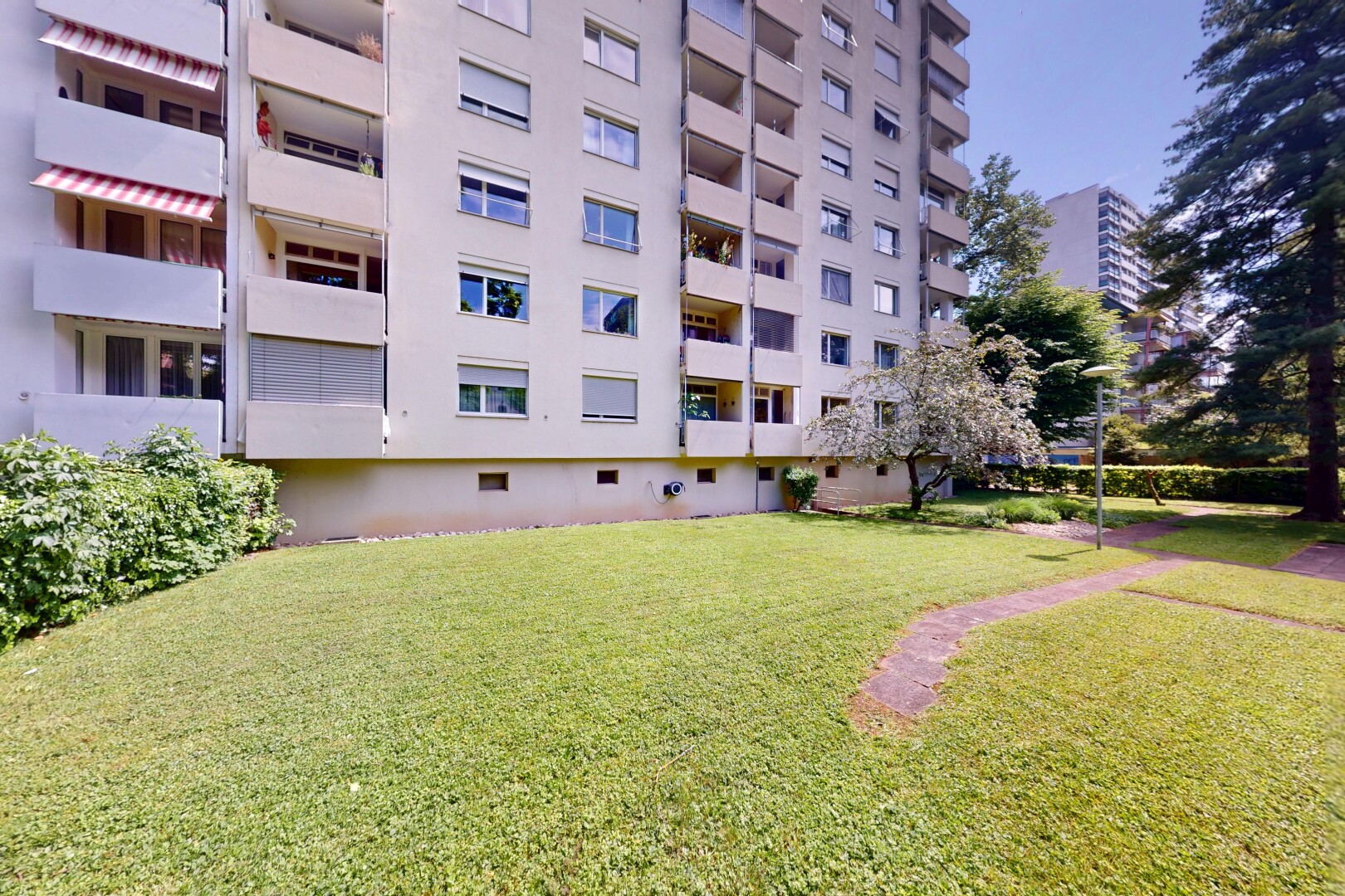 extérieur du bâtiment avec property visible, vue sur le complexe d'appartements, et apartment complex view