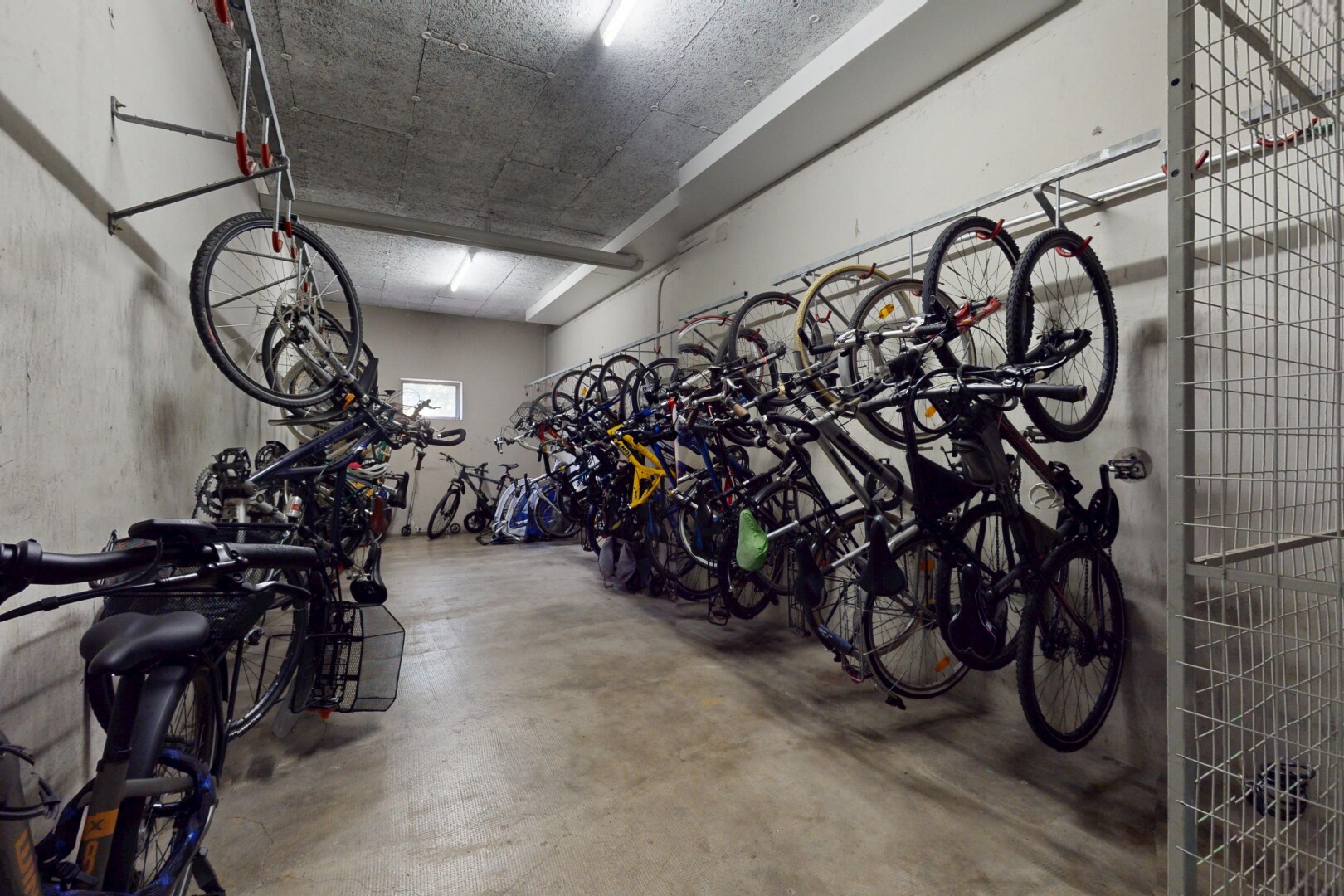 gym avec concrete floor et inside community